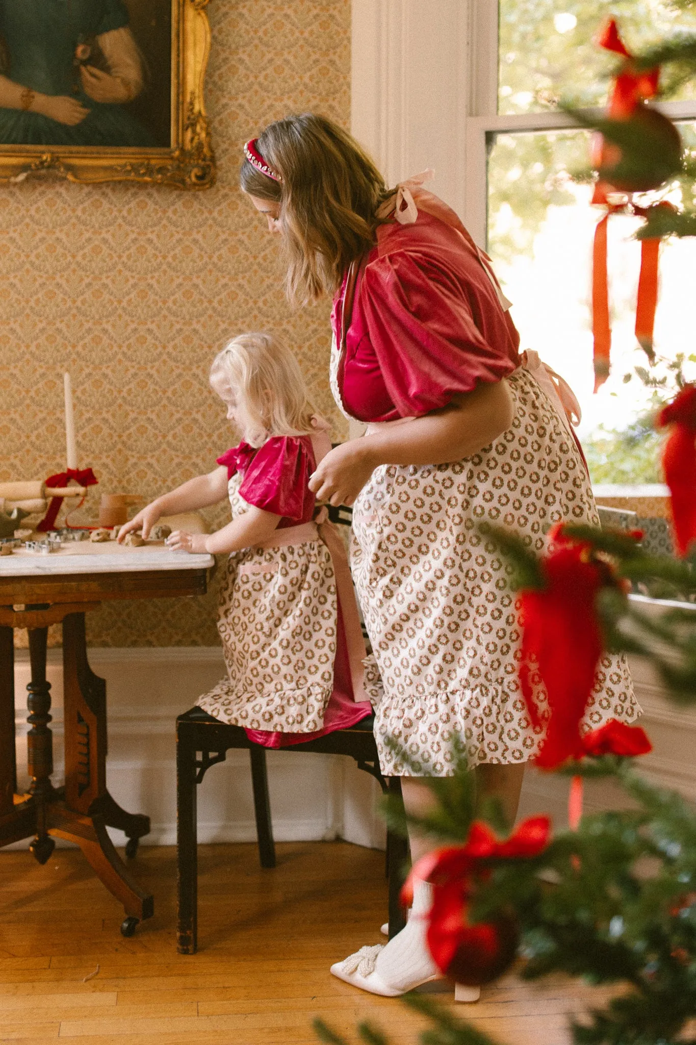 Mini Ivy Apron in Wreath Cotton - FINAL SALE