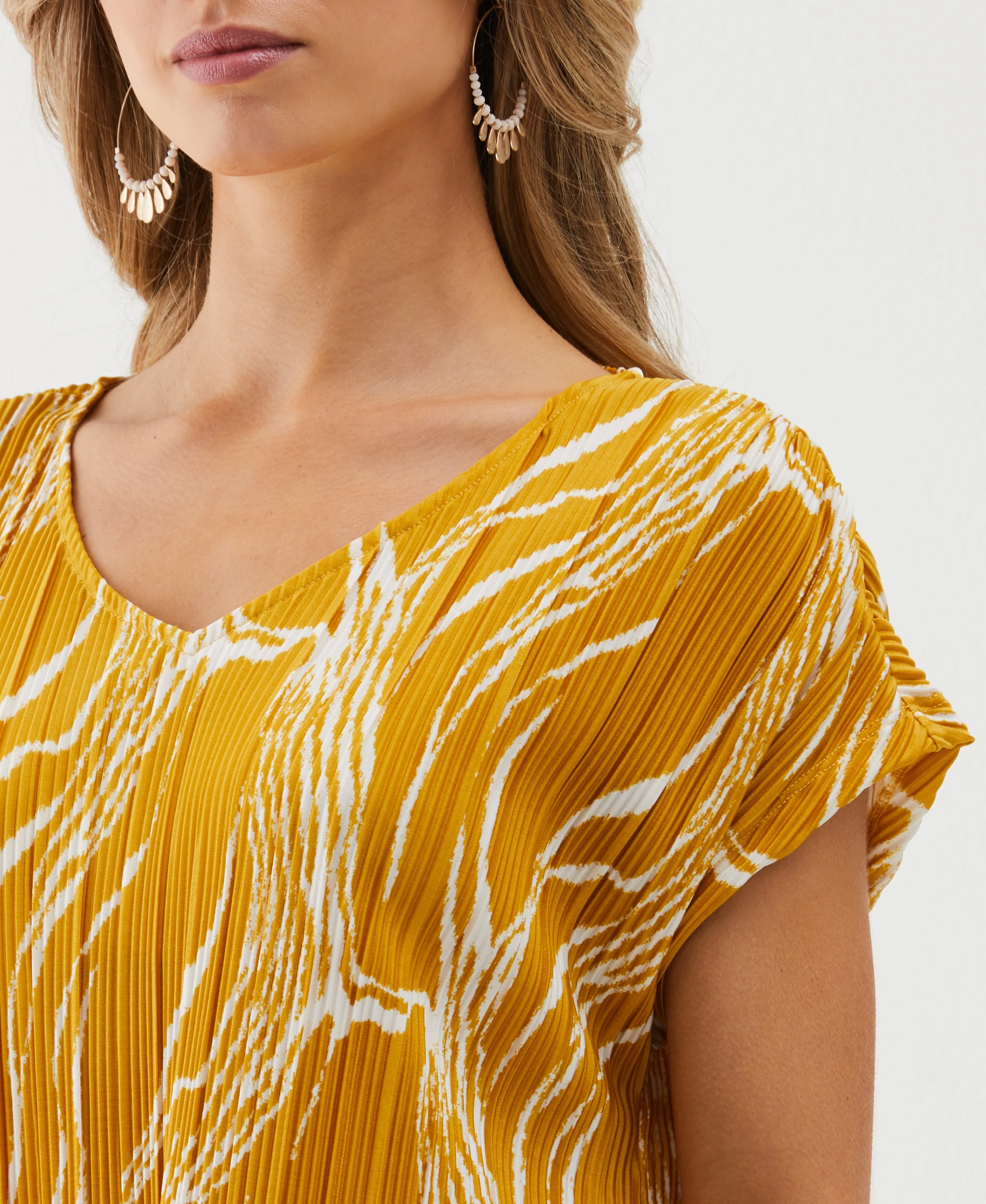 Ripple Print V-Neck Plisse Top